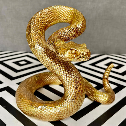 Ornamento serpente attorcigliato in resina dorata