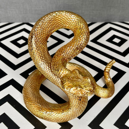 Ornamento serpente attorcigliato in resina dorata