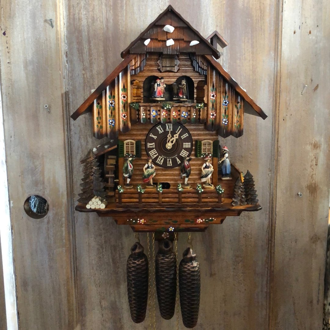 Orologio a cucù tradizionale in legno con design chalet, musica, pendolo e spegnimento notturno