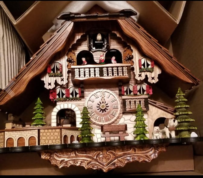 Orologio a cucù tradizionale in legno con design chalet, musica, pendolo e spegnimento notturno