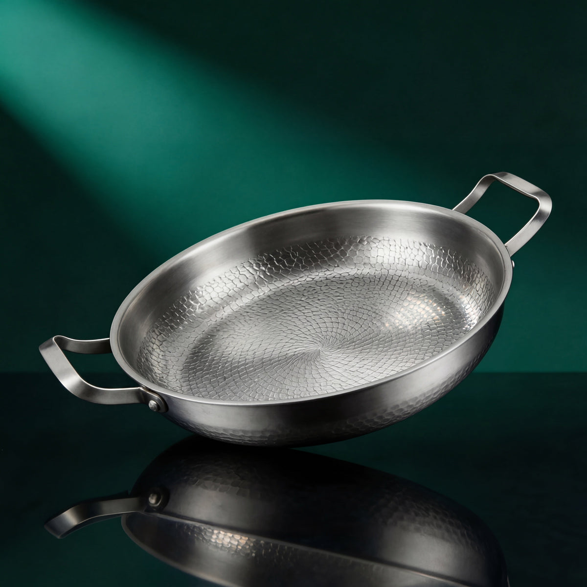 Padella in titanio martellato a mano con due manici 30 cm