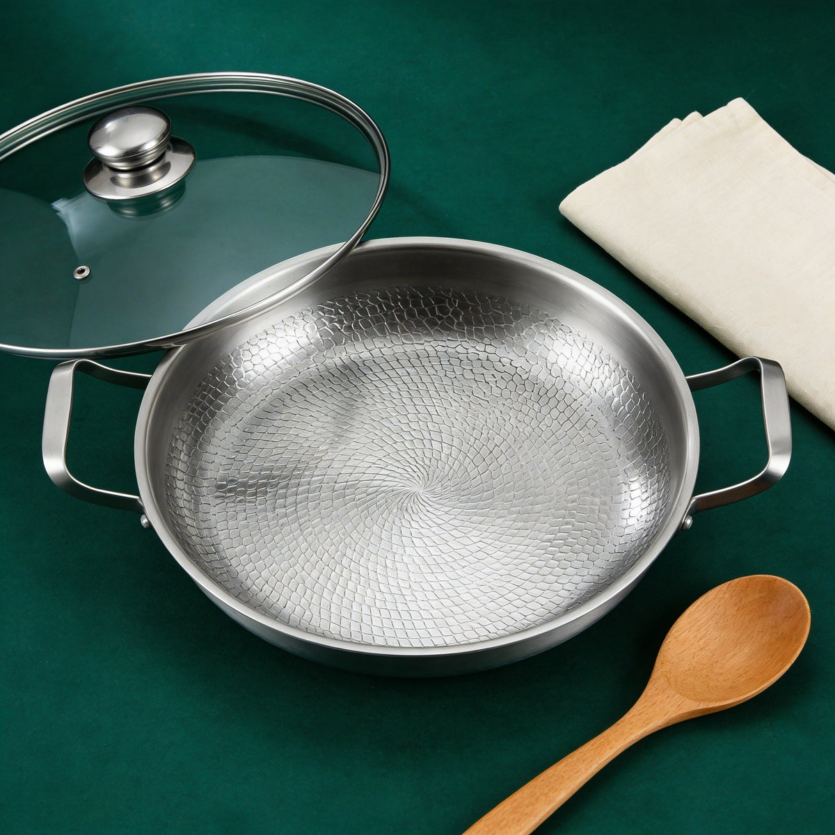 Padella in titanio martellato a mano con due manici 30 cm
