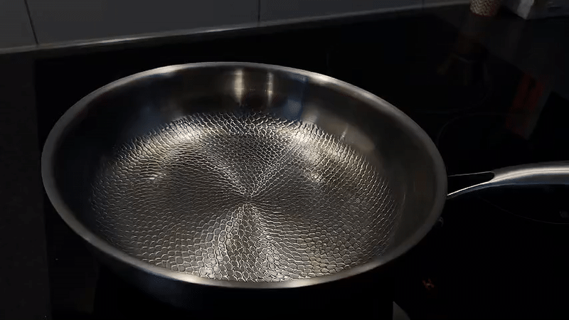Padella in titanio premium per tutti i piani cottura