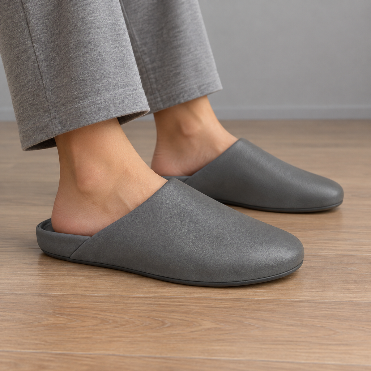 Pantofole da uomo grigie slip-on per uso quotidiano interno