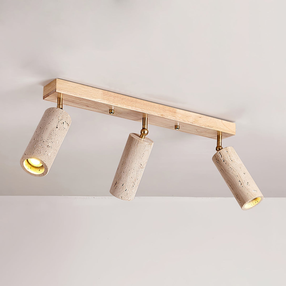 Plafoniera industriale in legno e cemento con faretti orientabili