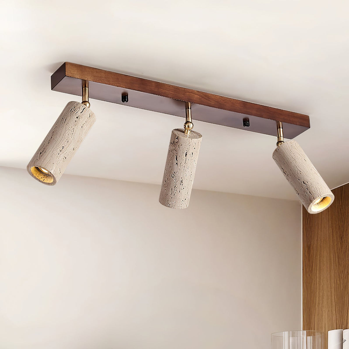 Plafoniera industriale in legno e cemento con faretti orientabili