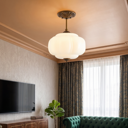 Plafoniera vintage in vetro con dettagli in ottone, elegante lampada a soffitto