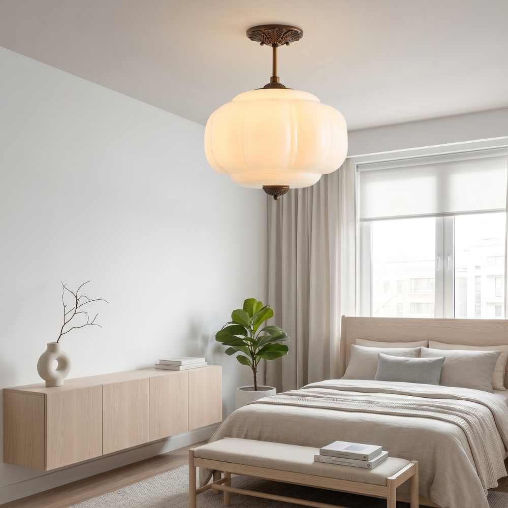Plafoniera vintage in vetro con dettagli in ottone, elegante lampada a soffitto