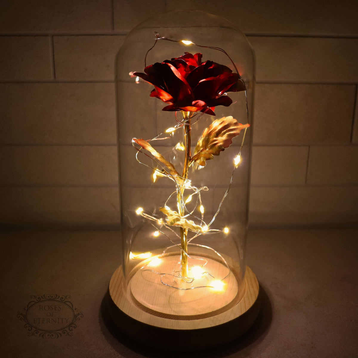 Rosa eterna – Rosa dorata in cupola di vetro con illuminazione LED