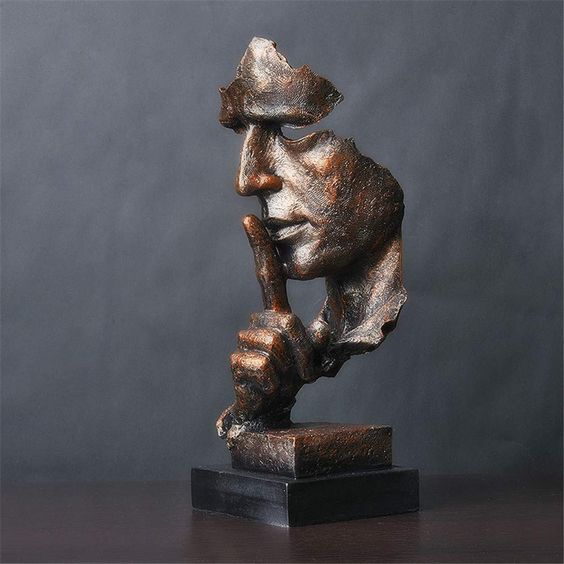 Scultura astratta contemplativa per riflessione tranquilla