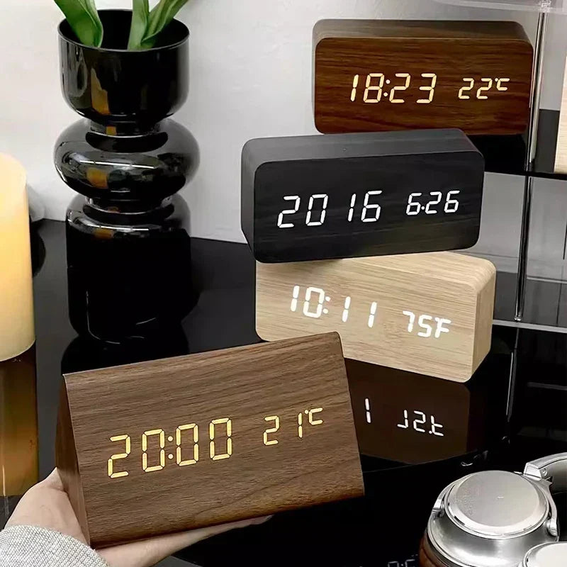 Sveglia LED Smart con Controllo Vocale e Design in Legno