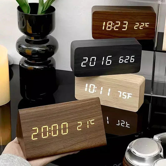 Sveglia LED Smart con Controllo Vocale e Design in Legno