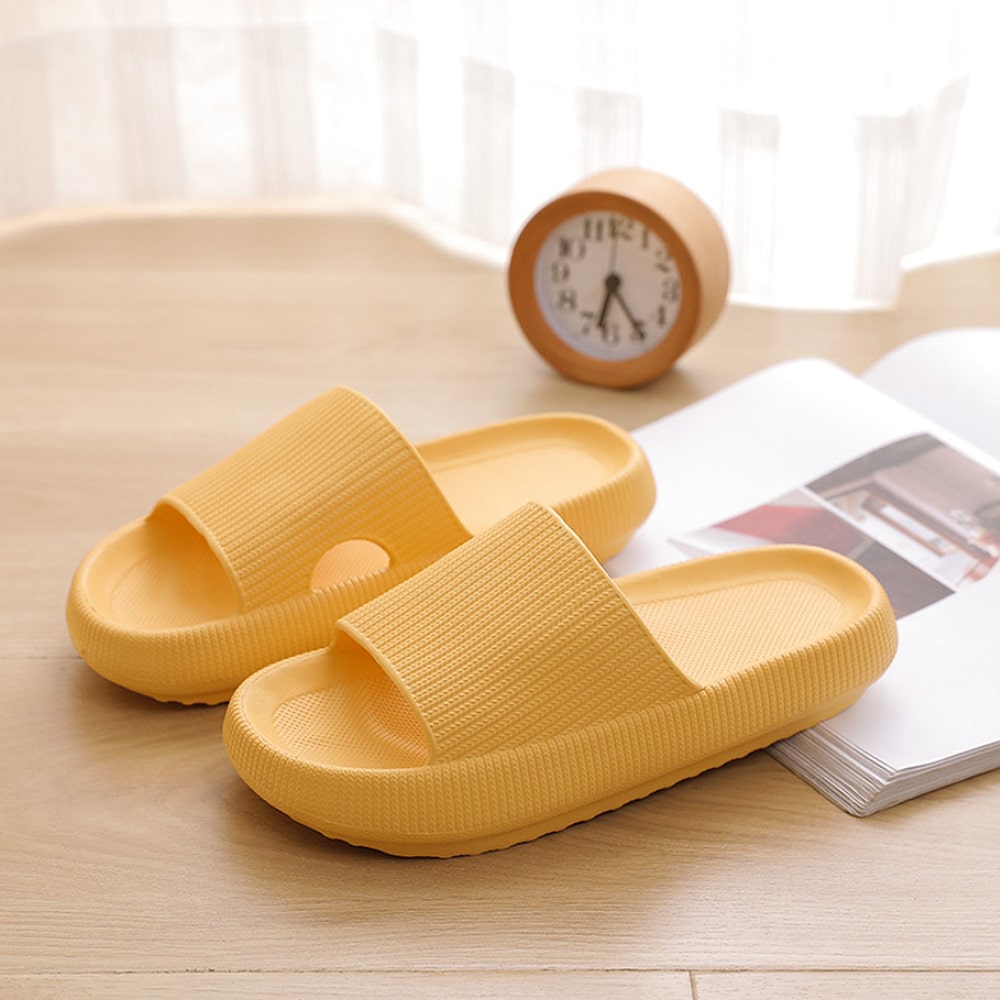 Chaussons Happy Flops su pavimento bagnato